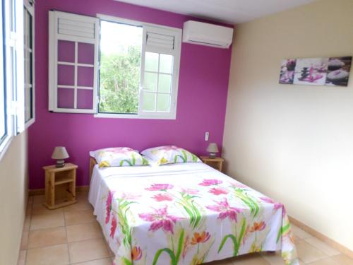 Postel nebo postele na pokoji v ubytování Maison de 3 chambres avec jardin clos et wifi a Le Diamant a 4 km de la plage