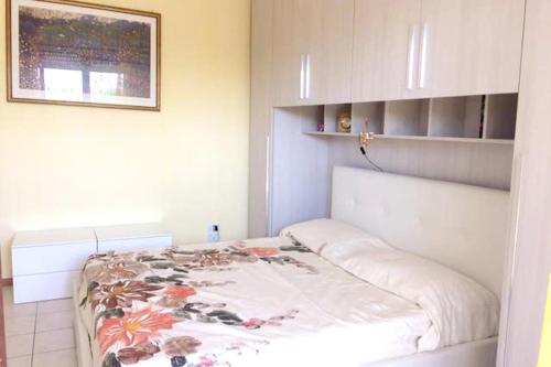 A bed or beds in a room at One bedroom apartement with garden and wifi at Civitanova Marche