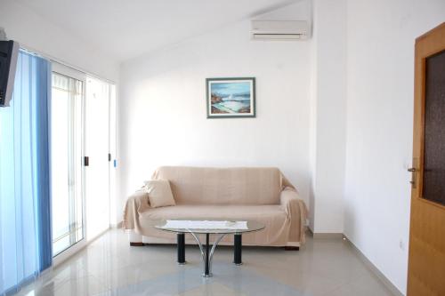 One bedroom appartement at Zecevo Rogoznicko 50 m away from the beach with wifi