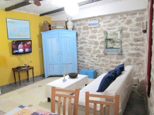 TV a/nebo společenská místnost v ubytování Comfortable apartment in Betina 55 m² with terrace