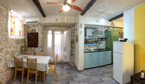 Kuchyň nebo kuchyňský kout v ubytování Comfortable apartment in Betina 55 m² with terrace