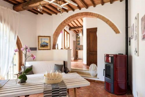 Foto da galeria de 3 bedrooms villa with private pool jacuzzi and enclosed garden at Le Scotte em Siena