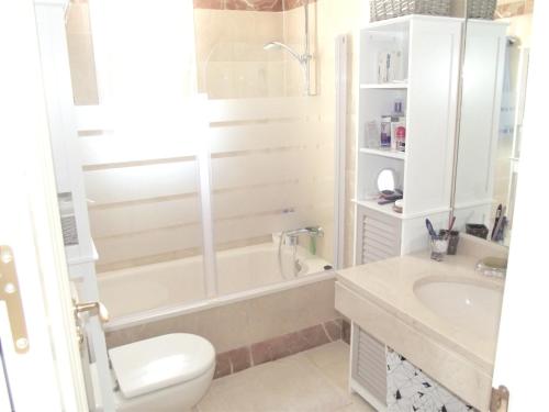uma casa de banho com uma banheira, um WC e um lavatório. em 2 bedrooms appartement with shared pool and wifi at Cala de Mijas 3 km away from the beach em Mijas Costa