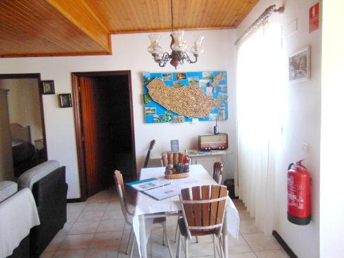 une salle à manger avec une table et des chaises blanches dans l'établissement 2 bedrooms house with wifi at Machico 4 km away from the beach, à Machico
