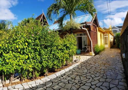 Κήπος έξω από το Charming villa in Blue Bay with private pool