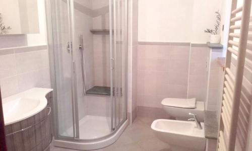 y baño con ducha, aseo y lavamanos. en One bedroom chalet with enclosed garden and wifi at Planaz, en Fontainamore