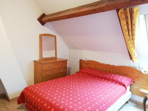 a bedroom with a bed and a dresser and a mirror at Appartement charmant à La Salvetat-sur-Aout 50 m² avec jardin in La Salvetat