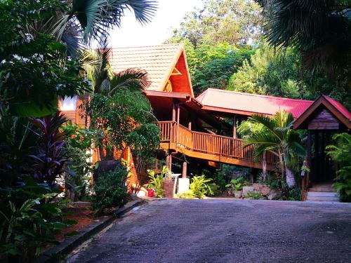 Foto da galeria de 4 bedrooms villa with private pool and enclosed garden at Anse La Blague 2 km away from the beach em Baie Sainte Anne