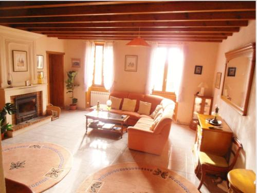 Inviting 6-Bed Farmhouse – Photos 4