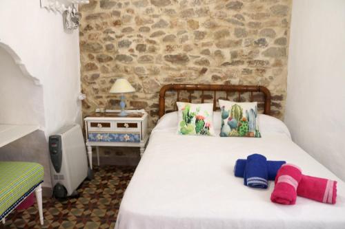 ein Schlafzimmer mit einem Bett mit zwei Handtüchern darauf in der Unterkunft Charming house in Estivella near nature in Estivella