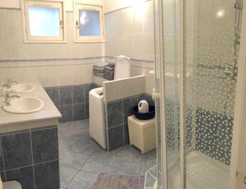 Bilik mandi di Appartement confortable à Pietrosella avec terrasse privée