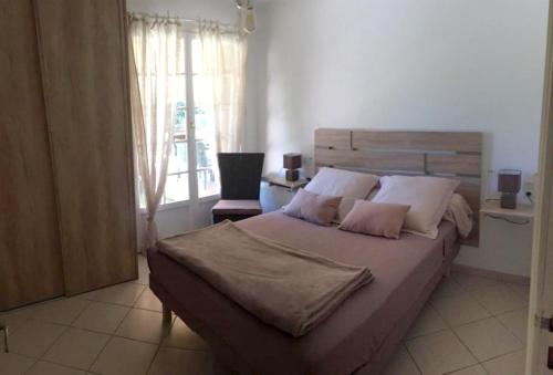 Katil atau katil-katil dalam bilik di Appartement confortable à Pietrosella avec terrasse privée