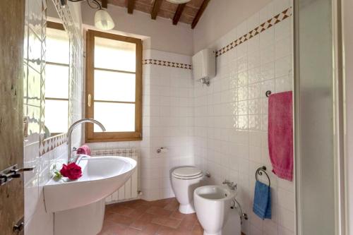 Salle de bains dans l'établissement One bedroom appartement with shared pool furnished terrace and wifi at Montepulciano