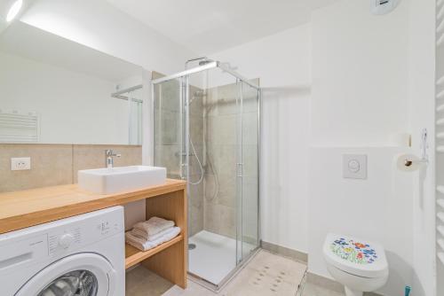 een badkamer met een douche en een wasmachine bij Appartement de 2 chambres avec piscine partagee jardin clos et wifi a Malaucene in Malaucène