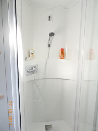 une douche avec un tuyau dans une salle de bain dans l'établissement Bungalow Confort Gastes Jacuzzi, à Gastes