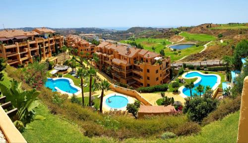 Bazén v ubytování Spacious apartment in La Cala de Mijas with sea view. nebo v jeho okolí
