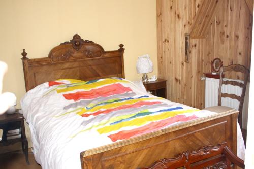 - un lit avec une couverture colorée dans l'établissement Maison de 3 chambres avec jardin clos et wifi a Nuits Saint Georges, à Nuits-Saint-Georges
