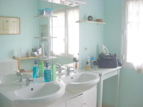 a bathroom with two sinks and a mirror at Maison confortable à Lunas avec vue montagne + jardin in Lunas