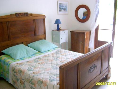 a bedroom with a bed and a dresser and a mirror at Maison confortable à Lunas avec vue montagne + jardin in Lunas