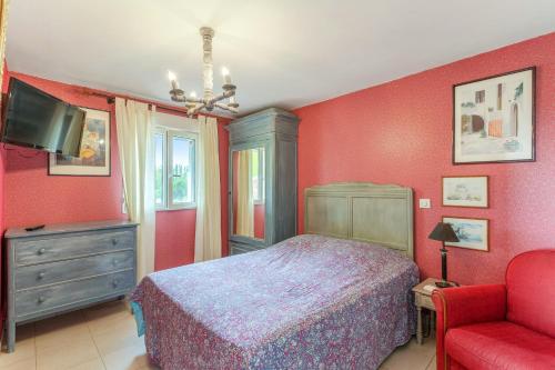 Ένα ή περισσότερα κρεβάτια σε δωμάτιο στο Appartement accueillant à Mortagne-sur-Gironde, 45 m², terrasse