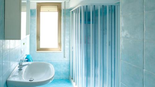 A bathroom at Bright Apartment in Alcamo: 100 m² with Sea View