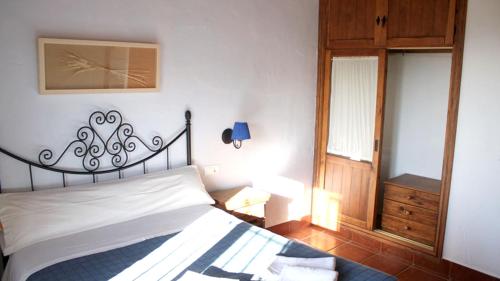 ein Schlafzimmer mit einem Bett, einer Lampe und einem Fenster in der Unterkunft 2 bedrooms house with shared pool and terrace at Estepa in Lora de Estepa