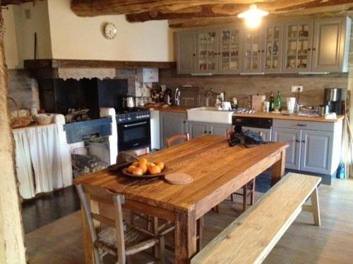 una cocina con una mesa de madera y un bol de fruta. en Maison de 4 chambres avec jardin clos et wifi a Boussenac, en Boussenac