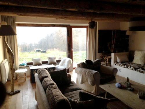 sala de estar con sofás y ventana grande en Maison de 4 chambres avec jardin clos et wifi a Boussenac, en Boussenac