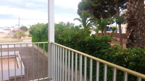 En balkon eller terrasse på 2 bedrooms appartement at Roda de Bera 100 m away from the beach with garden and wifi