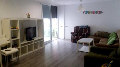TV a/nebo společenská místnost v ubytování Comfortable Apartment in Roda de Berà - 58 m² - Garden