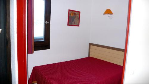Katil atau katil-katil dalam bilik di Appartement cosy Saint-Martin 32m² vue montagne
