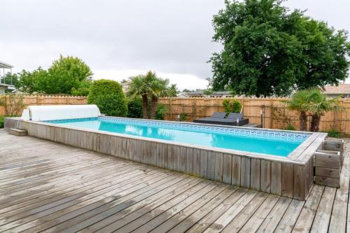 Villa spacieuse à Arès avec piscine privée et jacuzzi