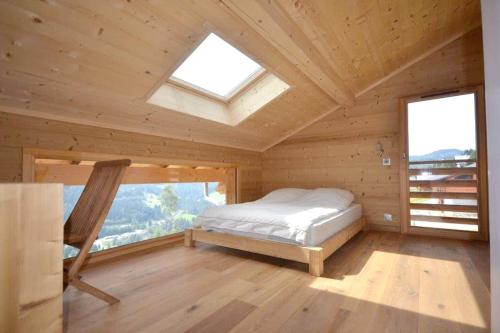 萊熱的住宿－Chalet de 5 chambres avec vue sur la ville jardin clos et wifi a Les Gets a 1 km des pistes，小木屋内的卧室,配有床和窗户