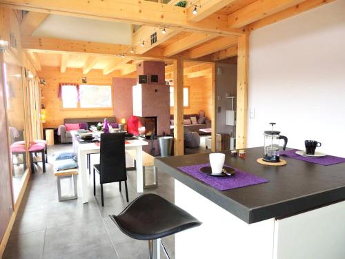 une cuisine et un salon avec une table et des chaises dans l'établissement Chalet charmant aux Gets avec vue sur montagne et cheminée, aux Gets