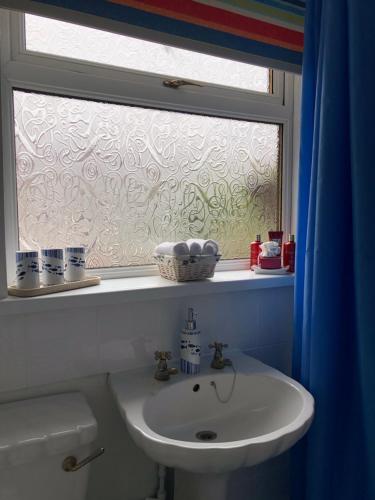Ванна кімната в Remarkable 3-Bed House in Durham
