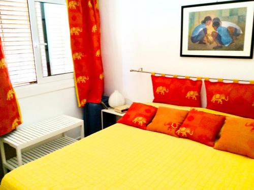 Cama o camas de una habitación en 2 bedrooms apartement with sea view furnished terrace and wifi at Palamos