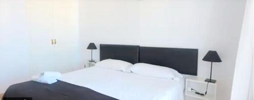 One bedroom apartement with sea view shared pool and furnished balcony at Sant Josep de sa Talaia房間的床