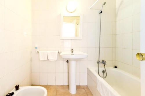 Koupelna v ubytování One bedroom apartement with sea view shared pool and furnished balcony at Sant Josep de sa Talaia
