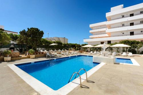 A piscina localizada em One bedroom apartement with sea view shared pool and furnished balcony at Sant Josep de sa Talaia ou nos arredores