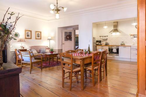- une cuisine et une salle à manger avec une table et des chaises dans l'établissement Maison de 2 chambres avec wifi a Kientzheim, à Kientzheim
