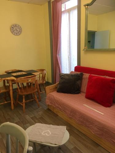 un salon avec un canapé et une table dans l'établissement Appartement cosy à La Bourboule, 40 m², casier à skis, à La Bourboule