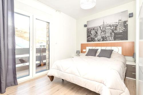 Een bed of bedden in een kamer bij 2 bedrooms appartement at Pas de la Casa 200 m away from the slopes with balcony and wifi