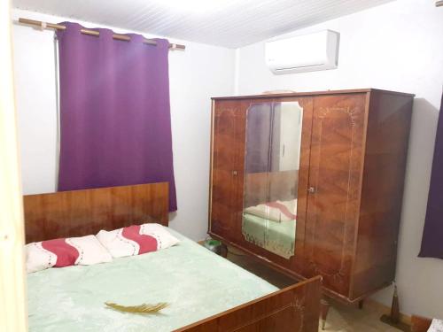 1 dormitorio con cama, tocador y espejo en Maison de 2 chambres avec wifi a Les Anses d'Arlet, en Les Anses-dʼArlet