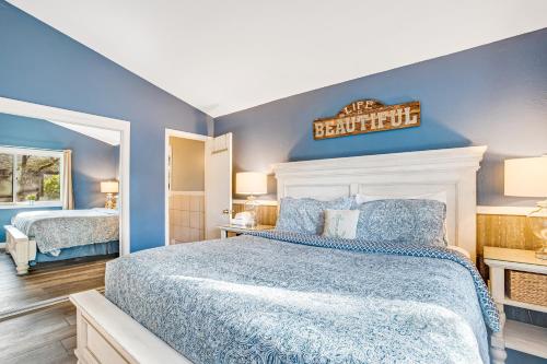 a bedroom with a bed and a sign on the wall at WindWard Dream Vacation Home in Manzanita