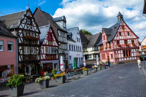 a street in a town with half timbered houses at AKZENT Hotel Restaurant Roter Ochse Rhens bei Koblenz in Rhens