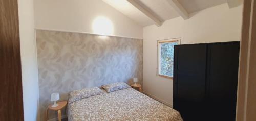 1 dormitorio con 1 cama y armario negro grande en Agriturismo Macchia di Riso, en Nova Siri Marina