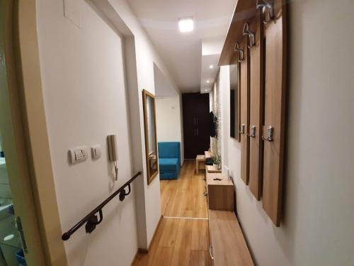 un couloir d'un bureau avec couloir dans l'établissement Zora Apartman Zlatibor, à Zlatibor