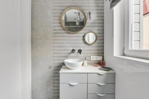 Ένα μπάνιο στο Monte Carlo Luxury Suites with Parking by Lion Apartments Sopot