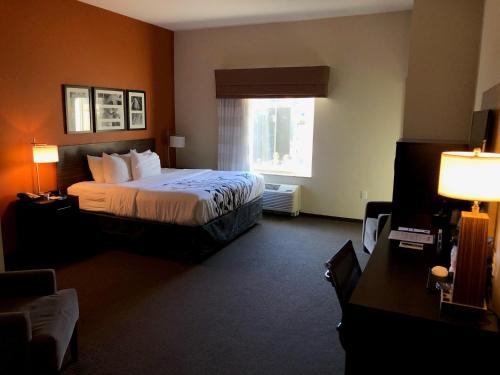 Postel nebo postele na pokoji v ubytování Sleep Inn Cartersville