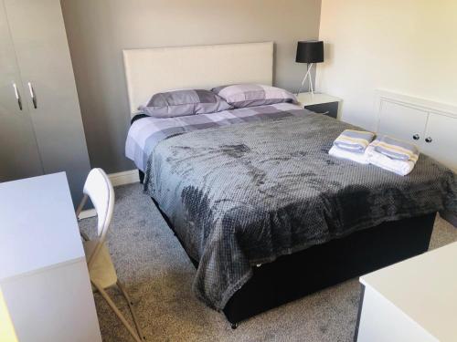 A bed or beds in a room at Townhouse @ Cotesheath Street Stoke